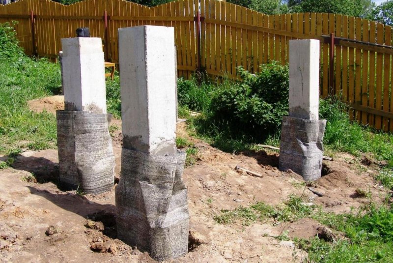 Бетонные столбики для фундамента