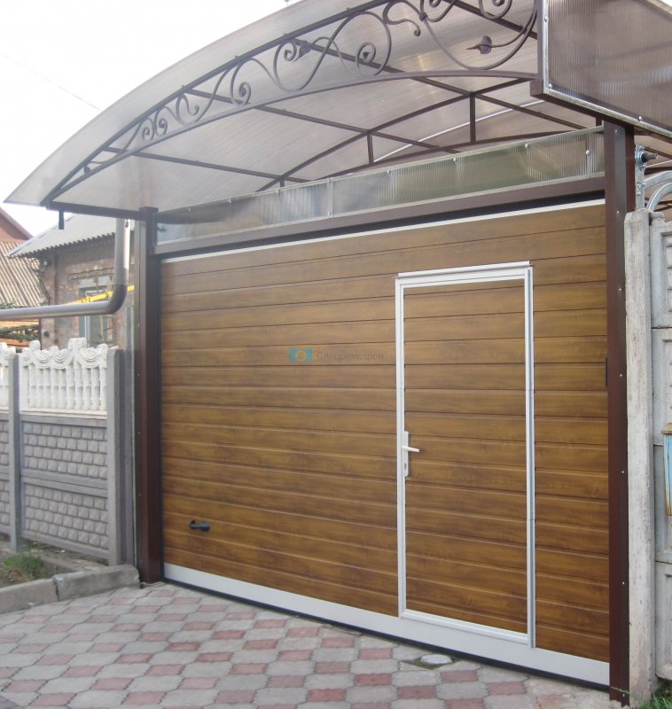 Гаражные секционные ворота с калиткой DOORHAN