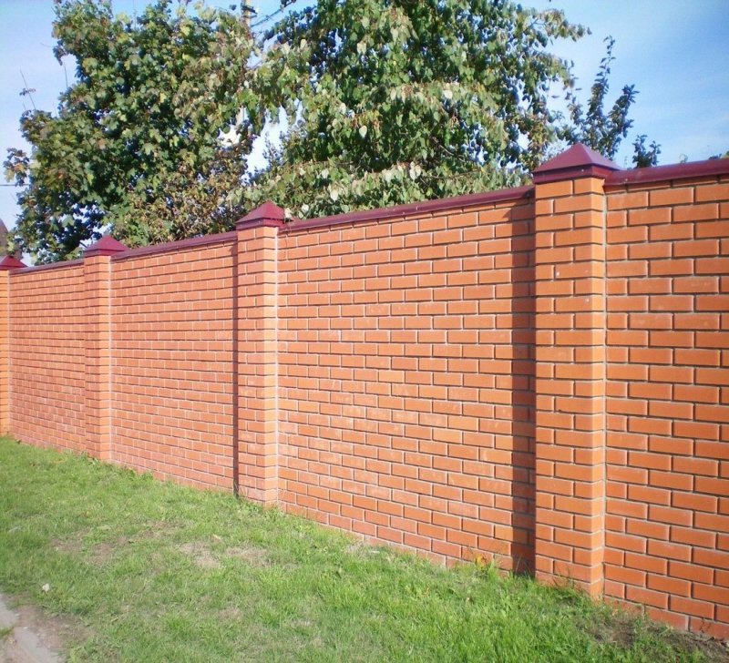 Кирпичный забор