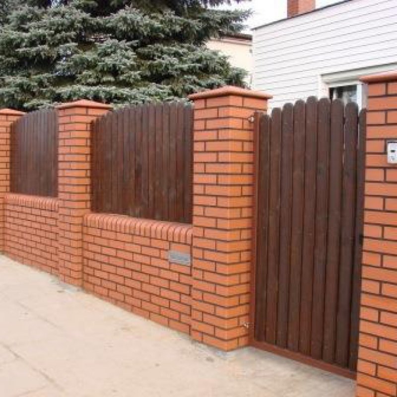 Красивый забор из кирпича и профнастила