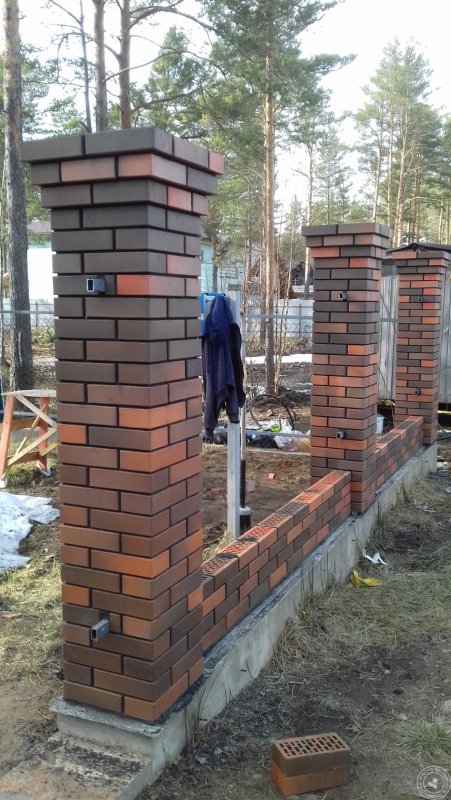 Забор с кирпичными столбами