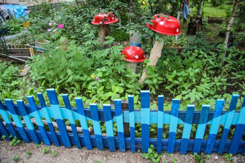 Палисадник из больших колес