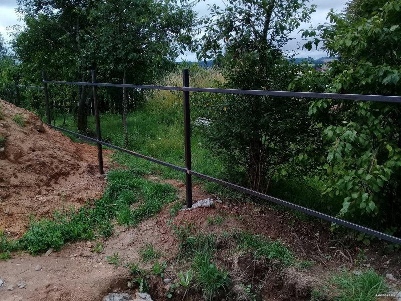 Перекрасить каркас забора