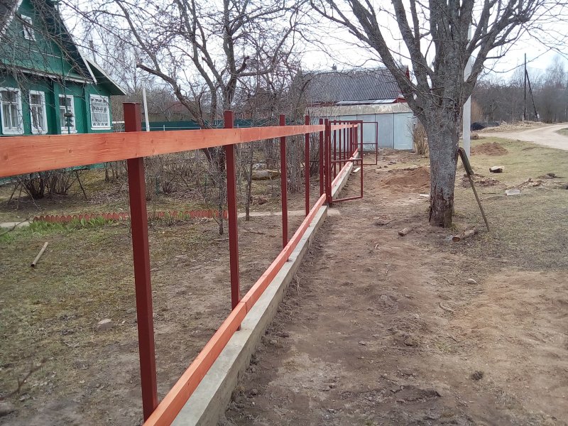 Забор на металлическом каркасе