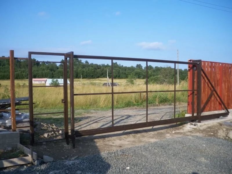 Откатные ворота на металлических Столбах
