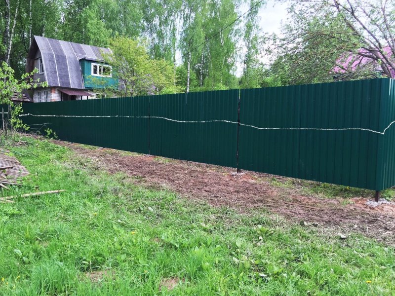 Забор из оцинкованного профнастила