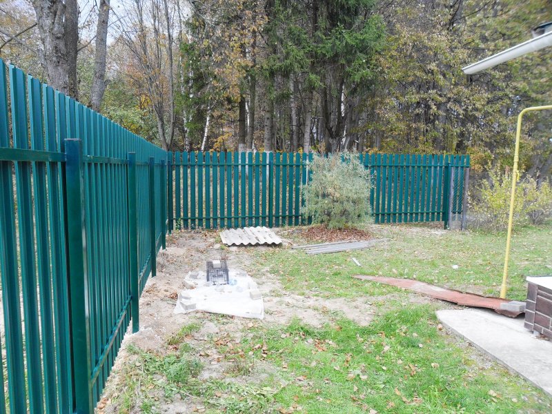 Забор на участке с уклоном