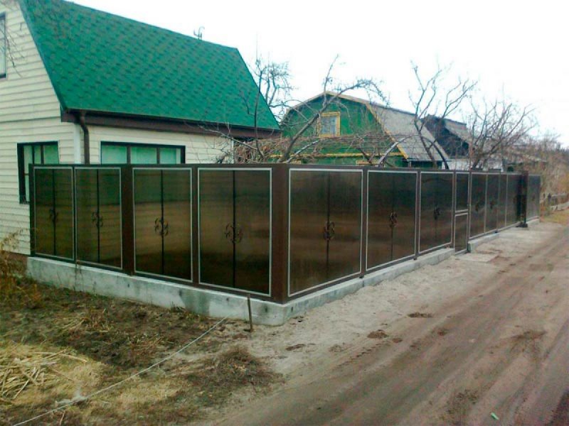 Прозрачный забор из поликарбоната