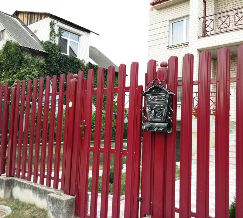 Заборы ворота черный металл