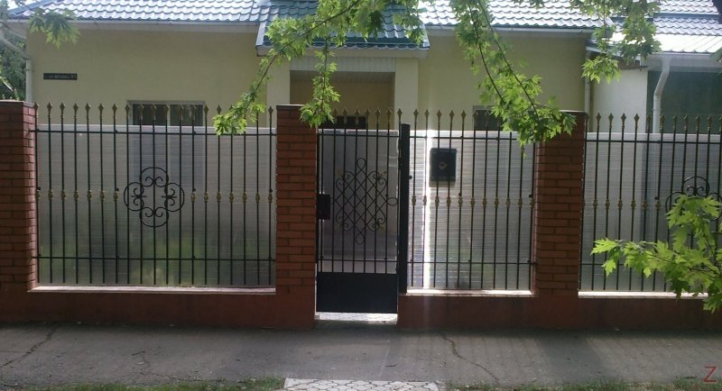 Современный прозрачный забор