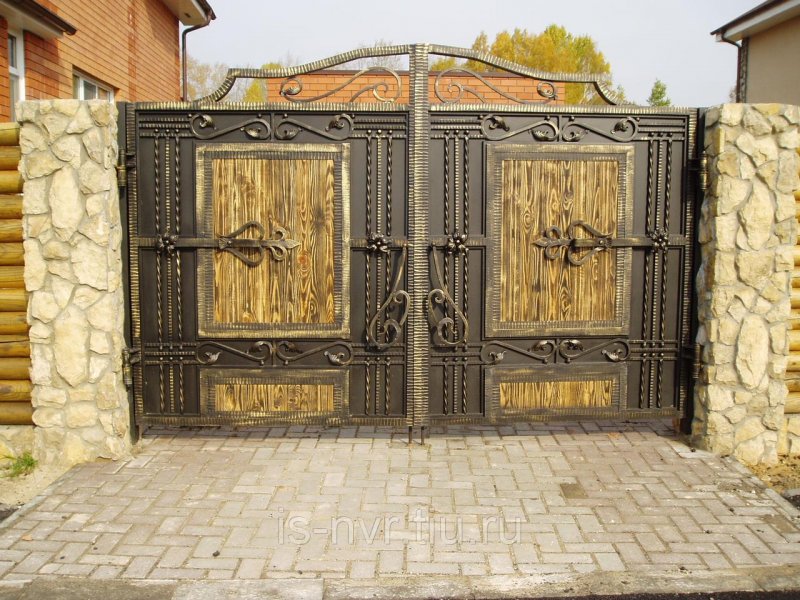 Старинные кованые двери