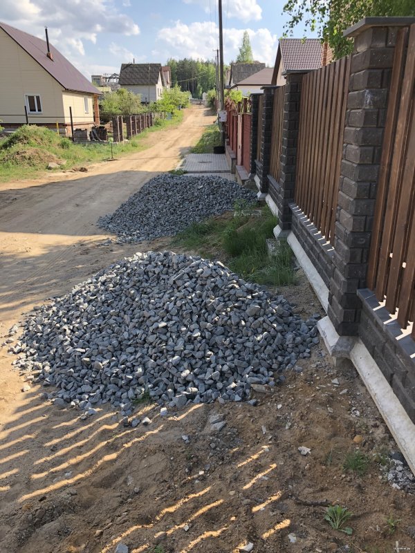 Щебенка у забора