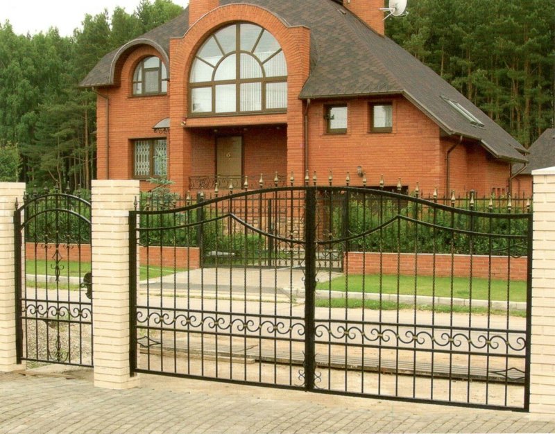 Красивые металлические заборы для частного дома (42 фото)