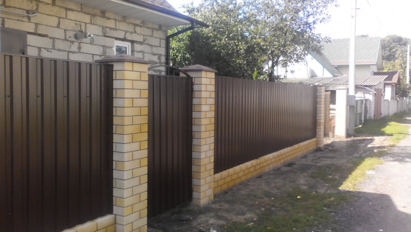 Забор из металлопрофиля со столбами из кирпича