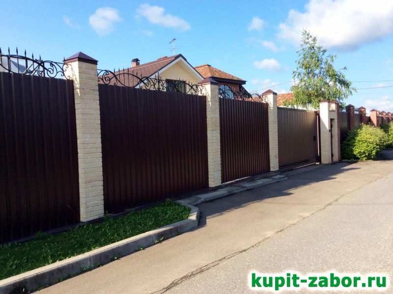 Забор из профнастила с каменными столбами