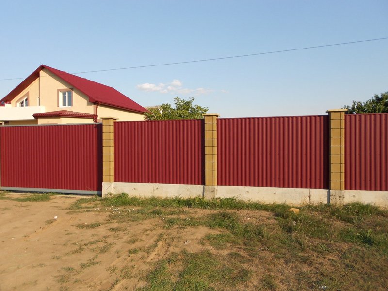 Забор из французского камня и профнастила (42 фото)