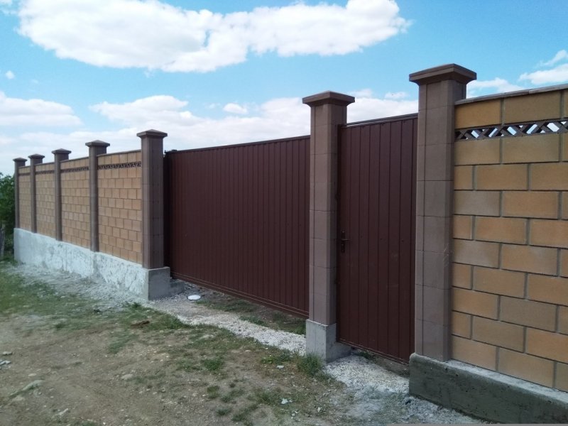 Французский камень забор