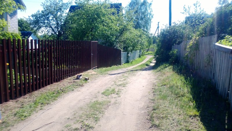 Забор из евроштакетника на склоне