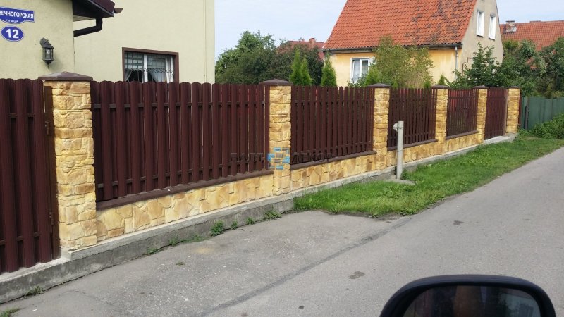 Забор серый 7024 с кирпичными столбами