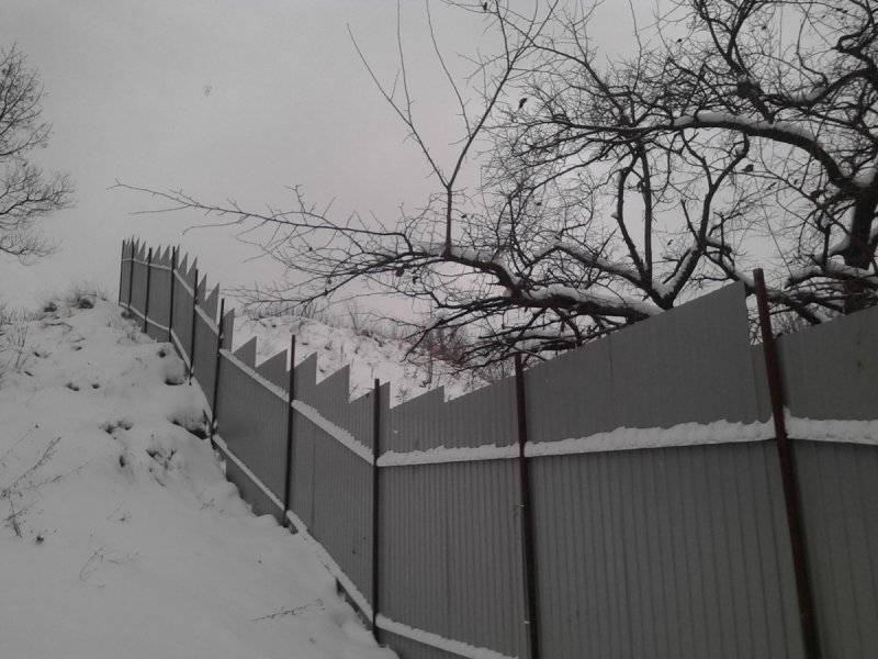 Забор на уклоне
