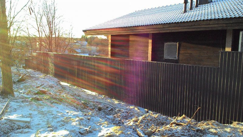 Заборы профлист на неровной местности