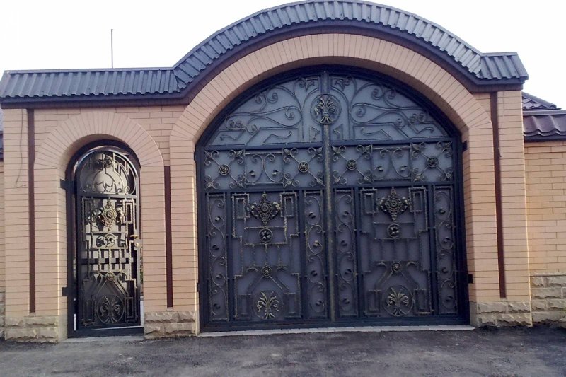 Красивые арки над воротами