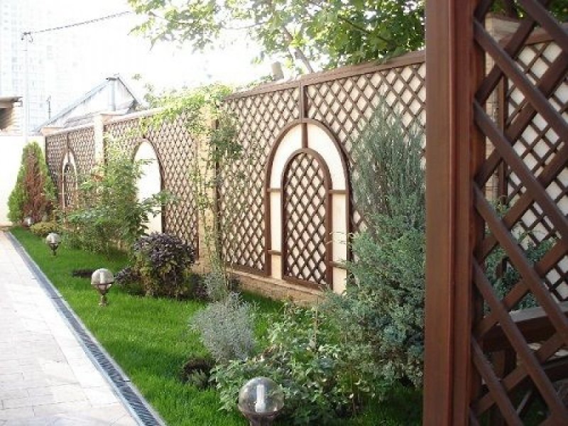 Украшаем забор перголой