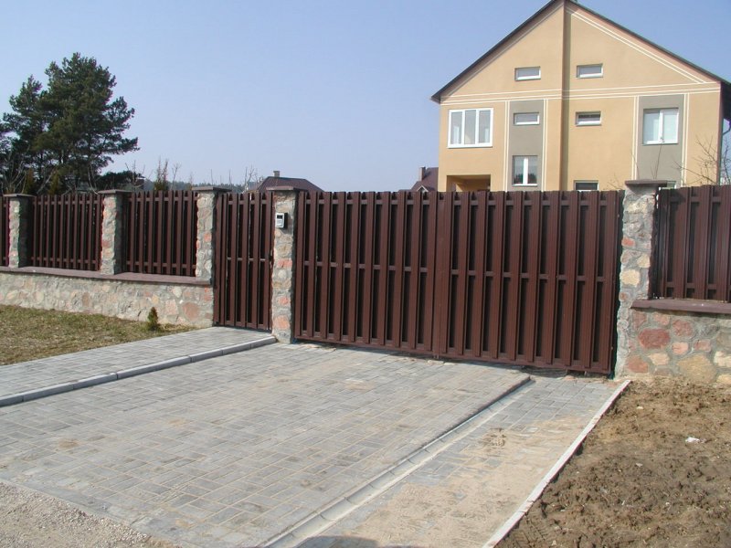 Распашные ворота из металлического штакетника
