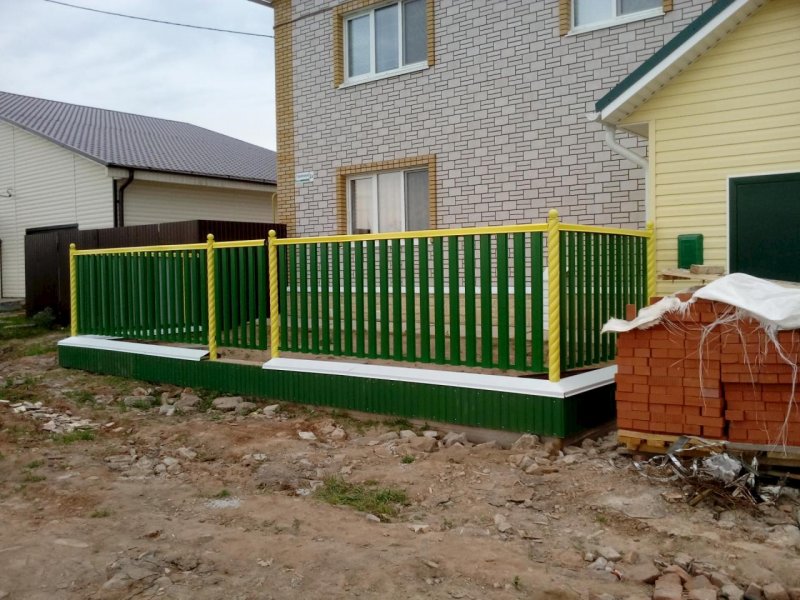 Забор из профлиста с палисадником