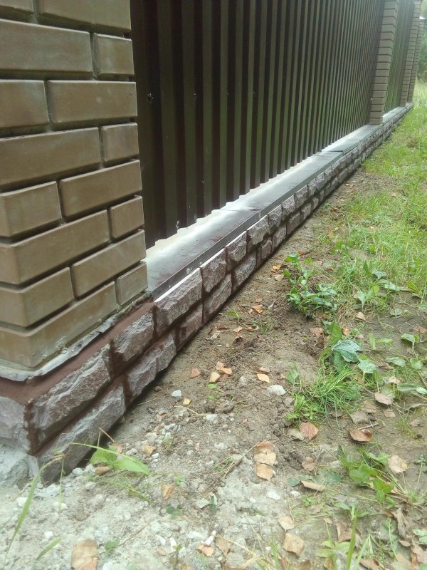 Облицовка цоколя забора