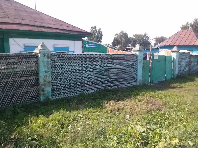 Забор на дачу из бутылок