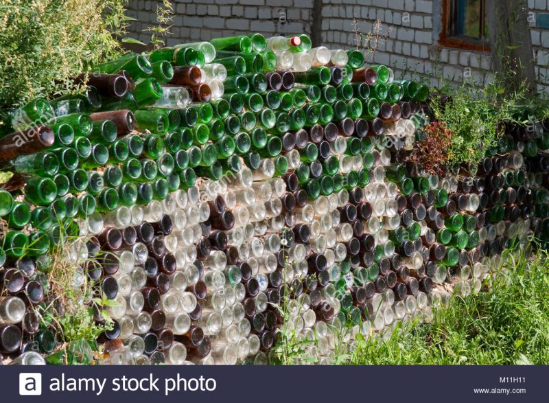 Забор из бутылок стеклянных