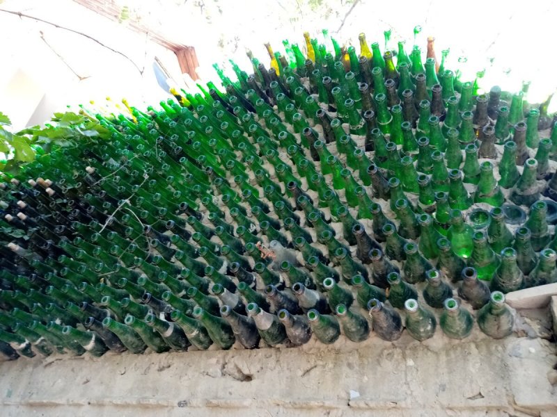 Забор из бутылок с песком