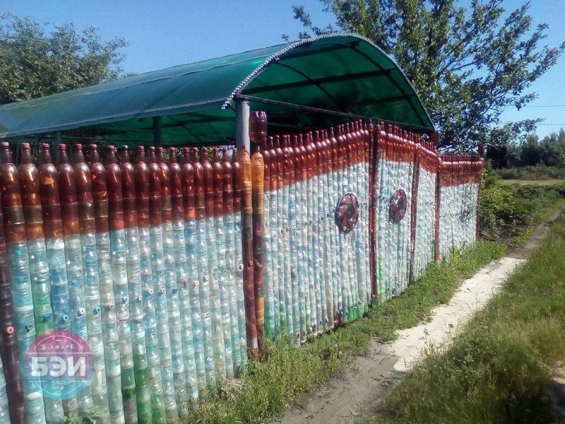 Ограждение из пластиковых бутылок