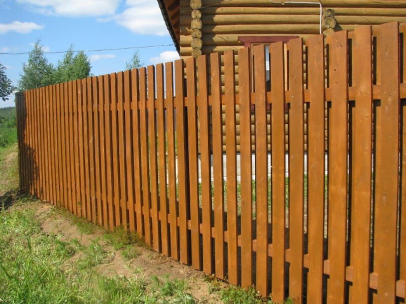 Ограждение из штакетника деревянного