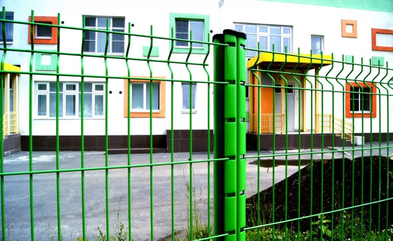 Забор вокруг школы