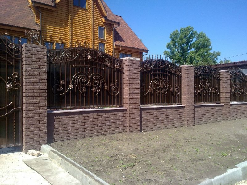Забор кирпичные столбы и ковка