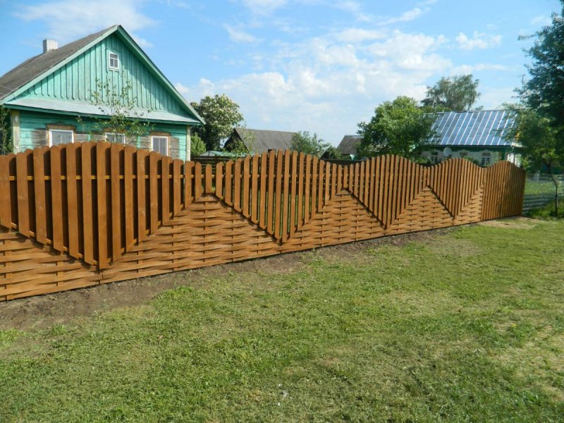 Красивый забор из штакетника