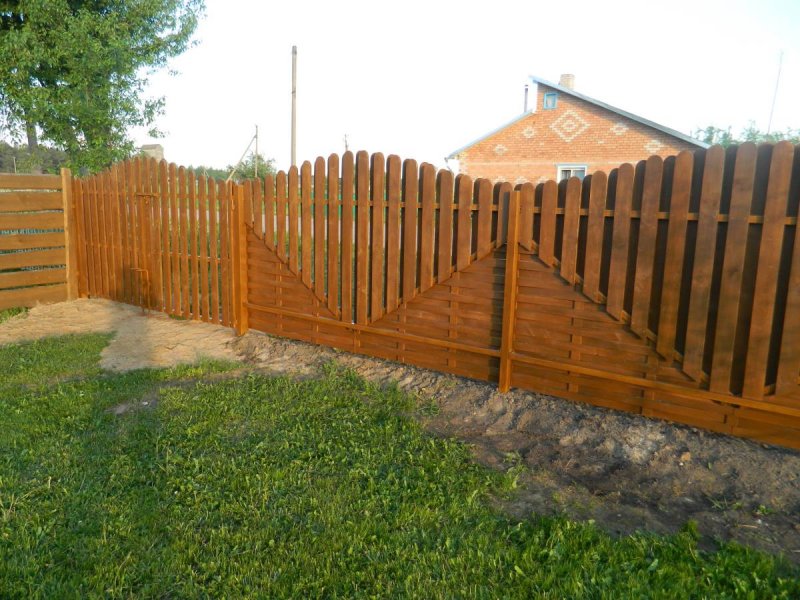 Забор полукругом из дерева