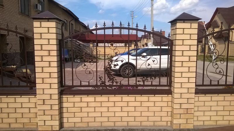 Кованый забор с сайдингом