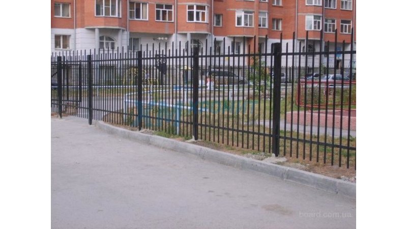 Металлические заборы для школы