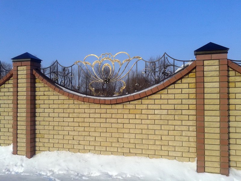Кирпичный забор с ковкой