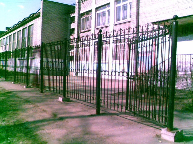 Новый забор перед школою