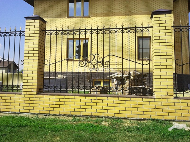 Забор из желтого кирпича