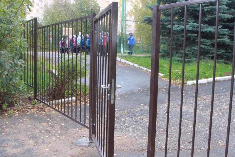Забор вокруг школы