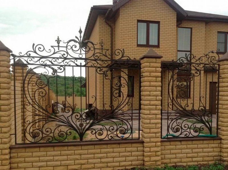 Кованый забор с кирпичными столбами