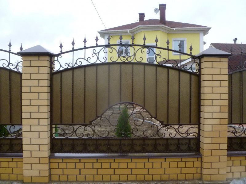 Кованые заборы комбинированные