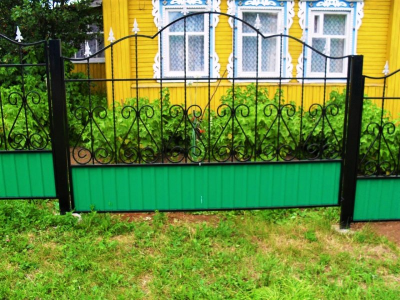 Забор палисадника перед домом