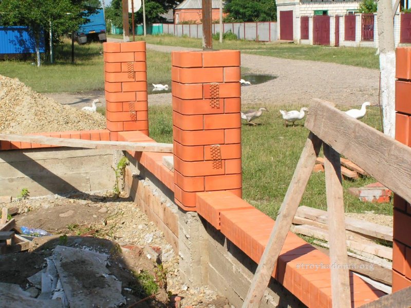 Кирпич для кладки столбов забора