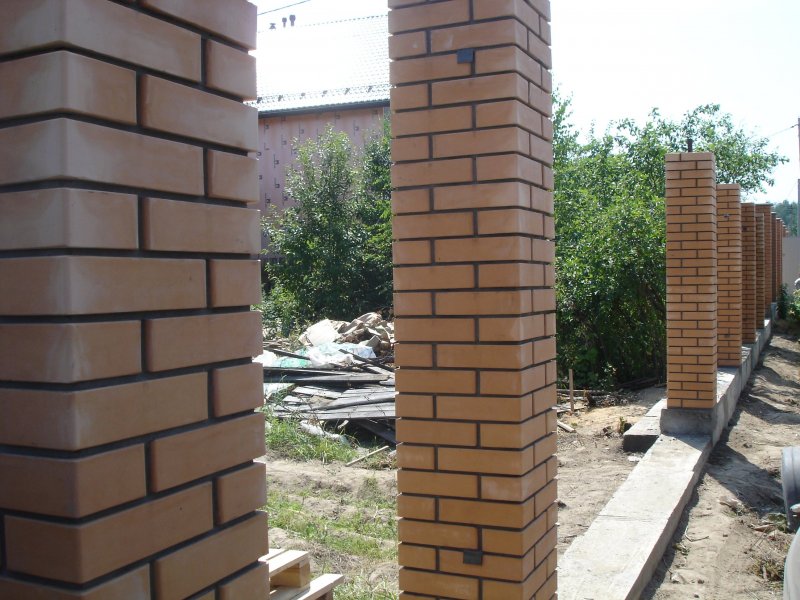 Кладка кирпича столбы